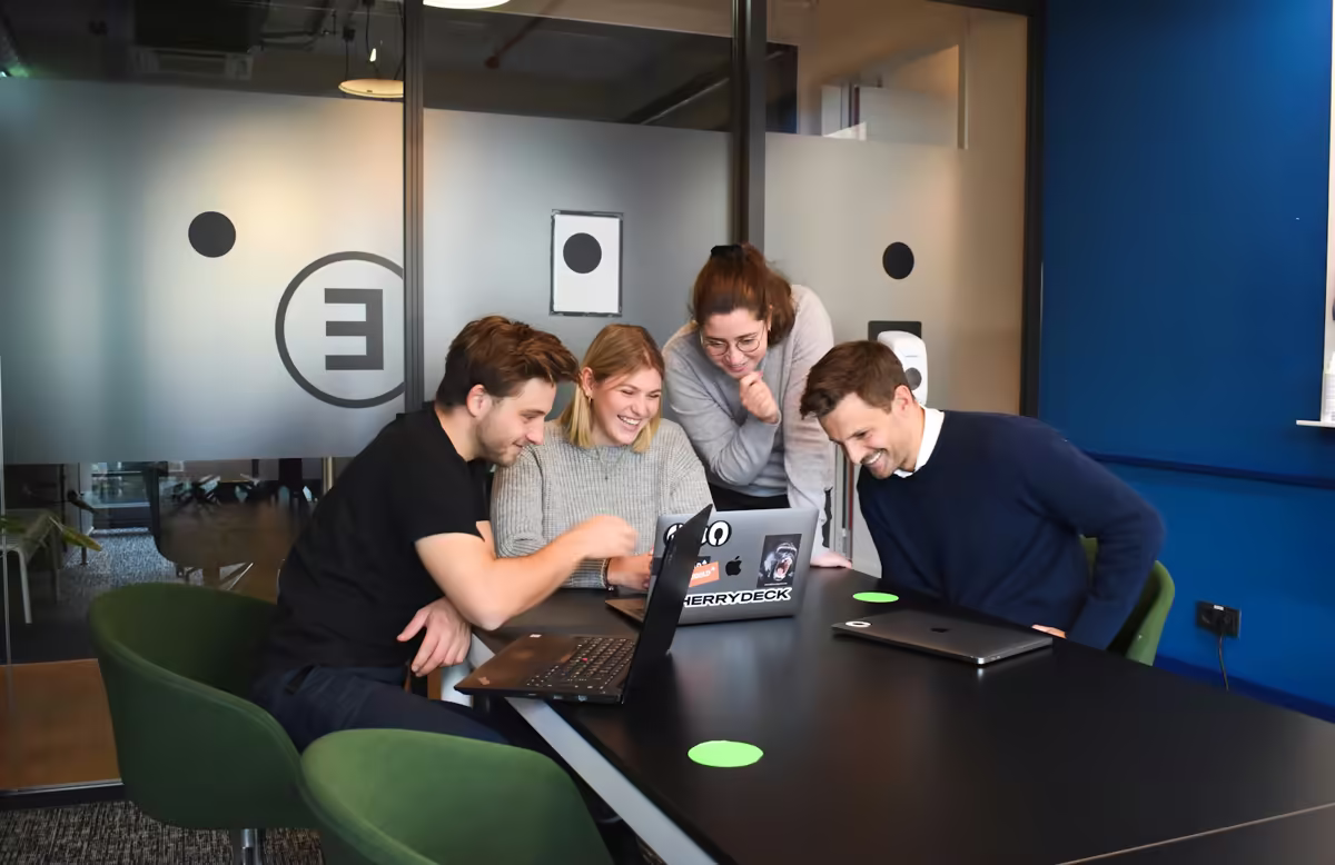 Collaborateurs au travail dans un cabinet de conseil lumineux